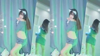 《顶流网红泄密》千元定制【咬一口兔娘】高端露三点裸舞}