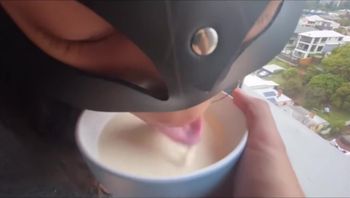 调教母狗一边吃鸡一边喝豆浆}